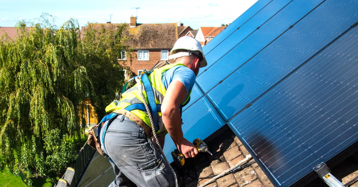 Giá dầu leo thang, hộ gia đình ồ ạt lắp điện mặt trời mái nhà