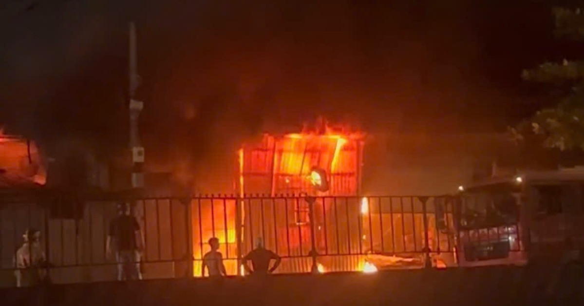 Hiện trường nhà cháy, 3 người mắc kẹt giữa đêm, lửa bùng lại giữa trưa ...