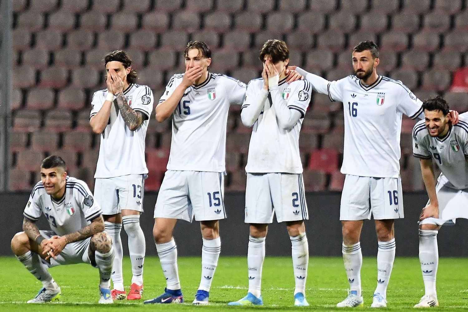 Italia lần thứ 3 lỡ World Cup: Azzurri chìm trong địa ngục