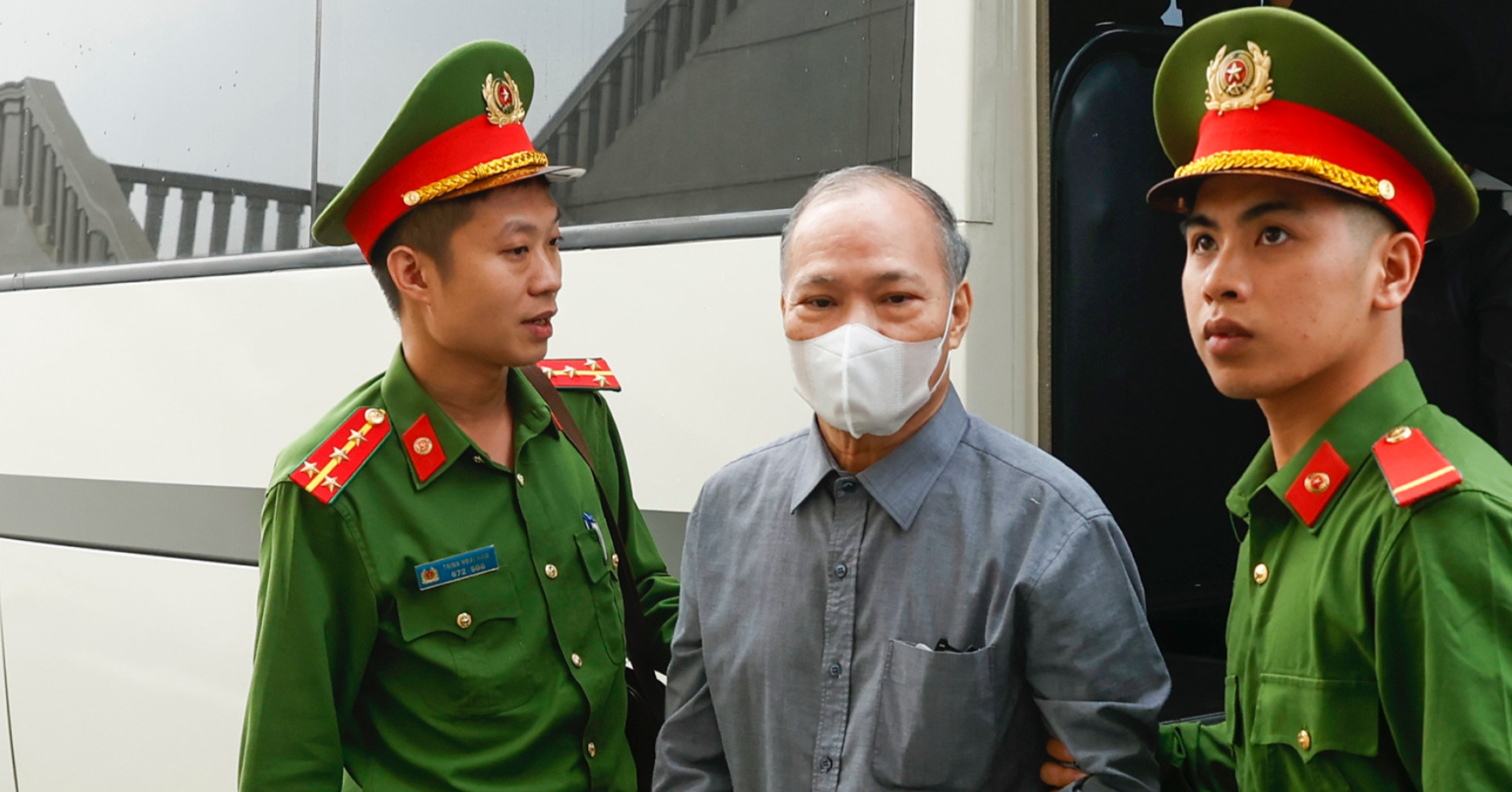Cựu Thứ trưởng hối hận vì trót phạm sai lầm trong &amp;apos;giây phút không chín chắn&amp;apos;