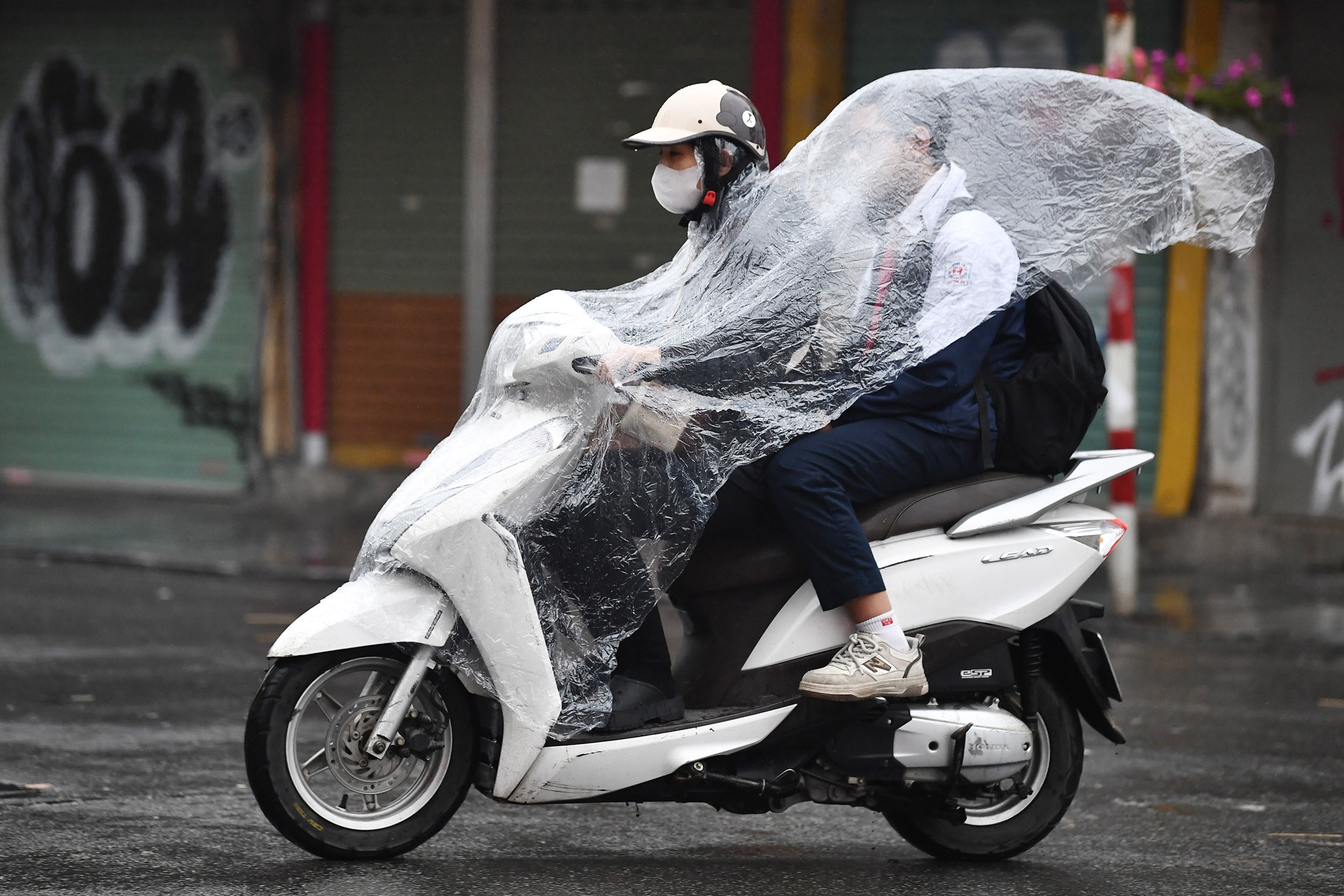 Mưa giông xuất hiện tại nhiều phường ở Hà Nội, miền Bắc chuyển mát