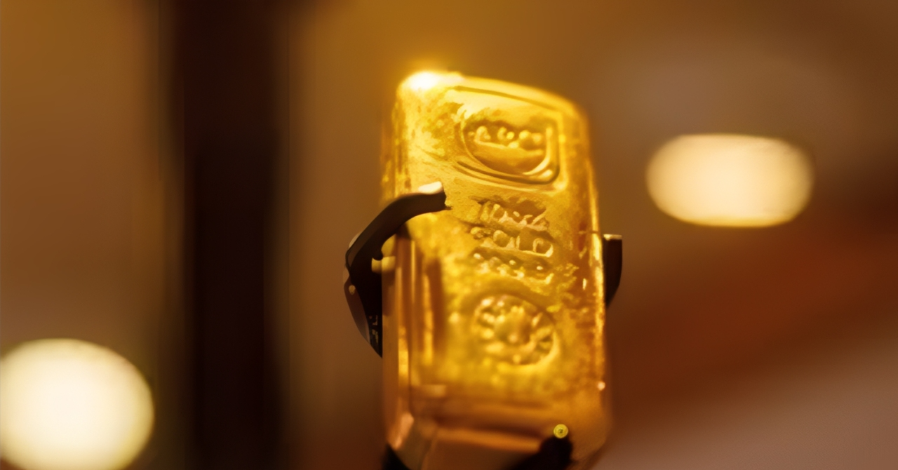 Ngân hàng ồ ạt xả 8 tỷ USD vàng, cuộc tháo chạy khỏi "vịnh tránh bão"