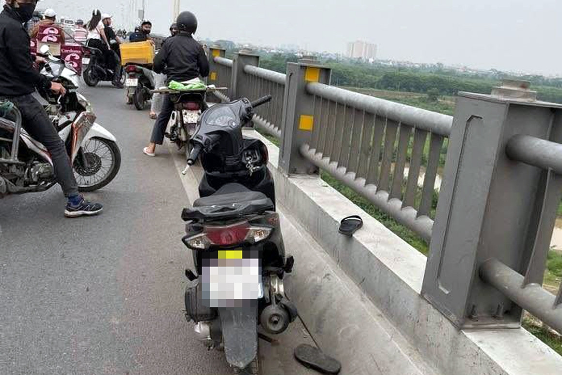 Người đàn ông rơi từ cầu Vĩnh Tuy tử vong, chìa khóa xe máy vẫn cắm trong ổ