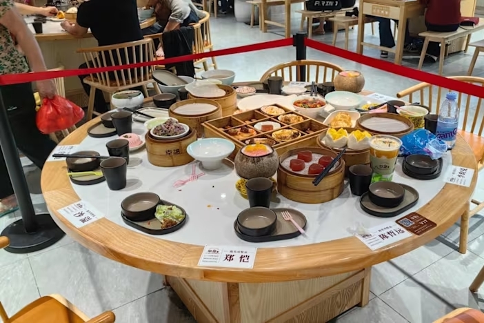 Nhà hàng gây phẫn nộ khi giữ đồ ăn thừa của người nổi tiếng để khách check-in