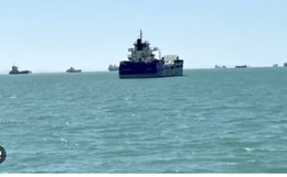 Tàu mắc kẹt ở eo biển Hormuz. Al Jazeera