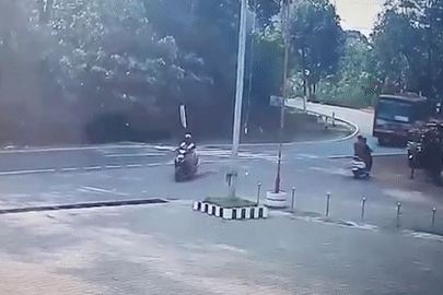 Thót tim cảnh xe buýt vào cua khiến 2 nữ sinh văng xuống đường