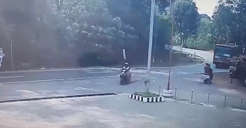Thót tim cảnh xe buýt vào cua khiến 2 nữ sinh văng xuống đường