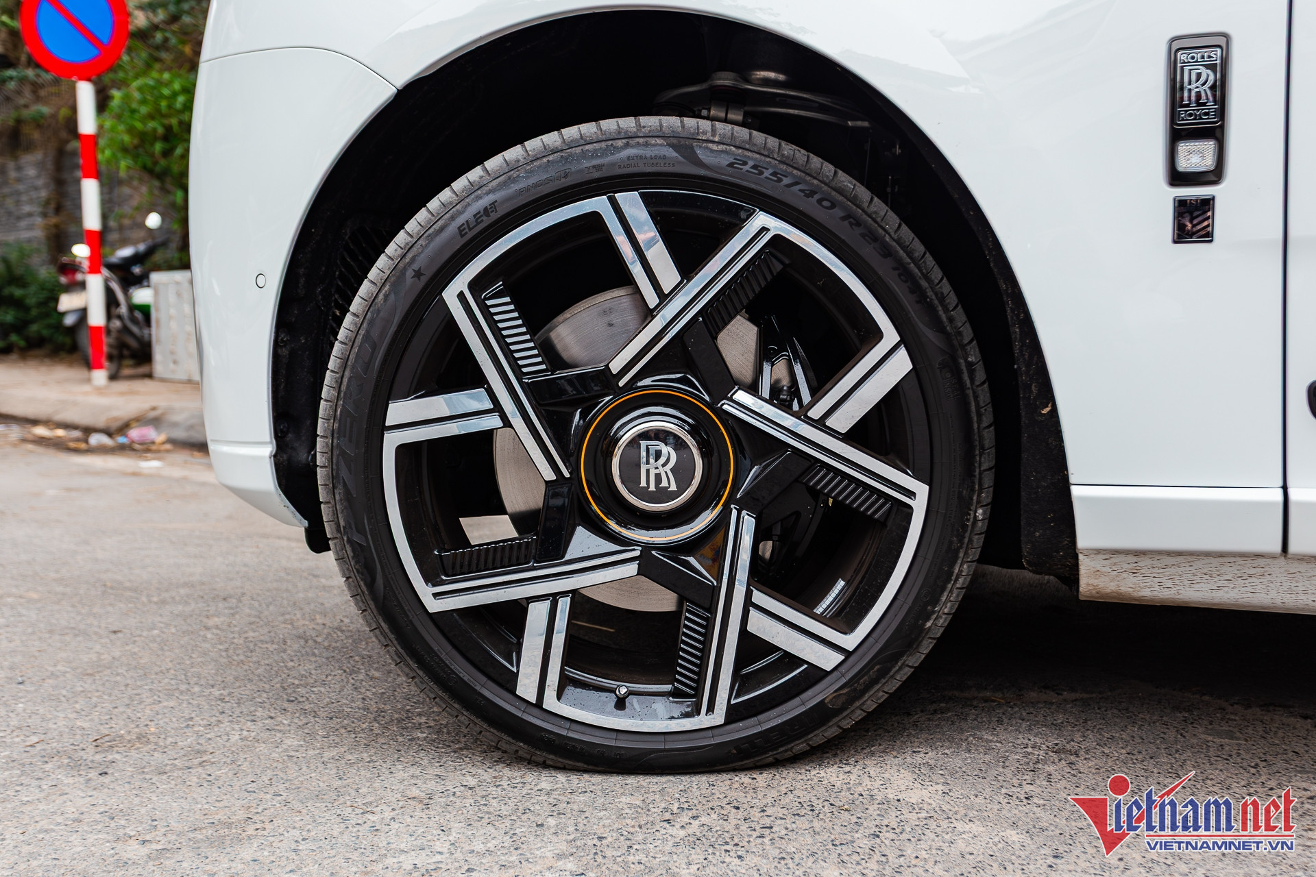 W-cullinan black badge 7.JPG.jpg