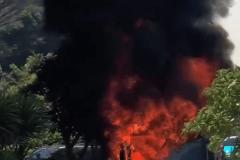 Xe khách bốc cháy dữ dội ở Nha Trang