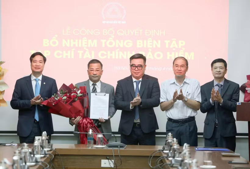 2 cuc bao hiem a viet a son.jpg