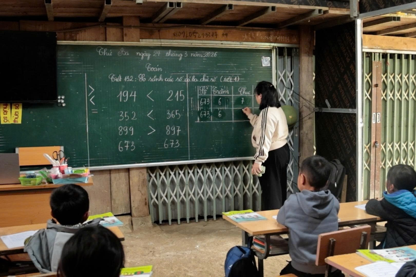 21 em nhỏ chen chúc học dưới mái hiên, lớp học tạm giữa vùng sạt lở