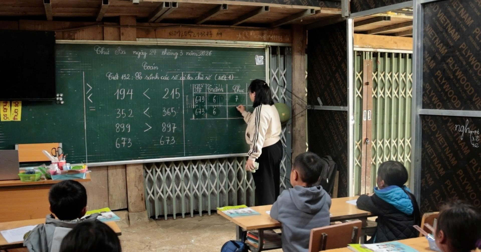 Lớp Học Tạm Chật Chội Ở Bản Hỏm Trên: 21 Học Sinh Tiểu Học Học Trong Hiên Nhà Trưởng Thôn