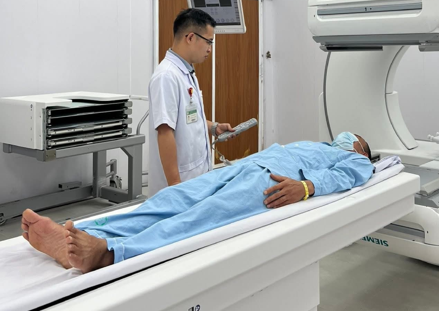 Gánh nặng tuổi 60 với túi thuốc, nằm viện triền miên benh tạt.png