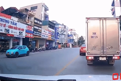 Bức xúc cảnh ô tô vượt ẩu, tạt đầu chèn ép xe giữa ngã tư đông đúc