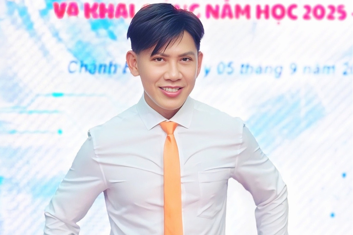 Ca sĩ nổi tiếng series 'Mưa bụi' ở Việt Nam là thầy giáo dạy Toán suốt 40 năm