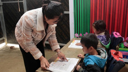 Cô và trò của điểm trường Hỏm Trên vẫn đang hàng ngày học tập trong điều kiện chật chội để bảo đảm chương trình