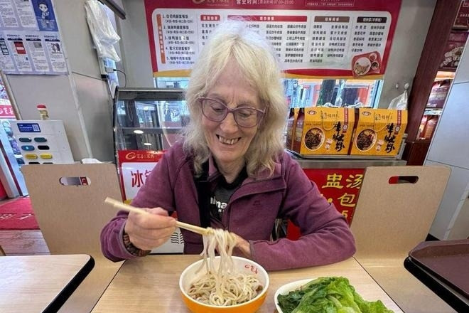 Cụ bà 74 tuổi một mình du lịch Trung Quốc, dân mạng xin làm hướng dẫn viên