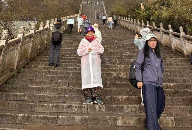 Cụ bà 74 tuổi một mình du lịch Trung Quốc, dân mạng xin làm hướng dẫn viên https://static-images.vnncdn.net/vps_images_publish/000001/000003/2026/4/10/cu-ba3-704.jpeg