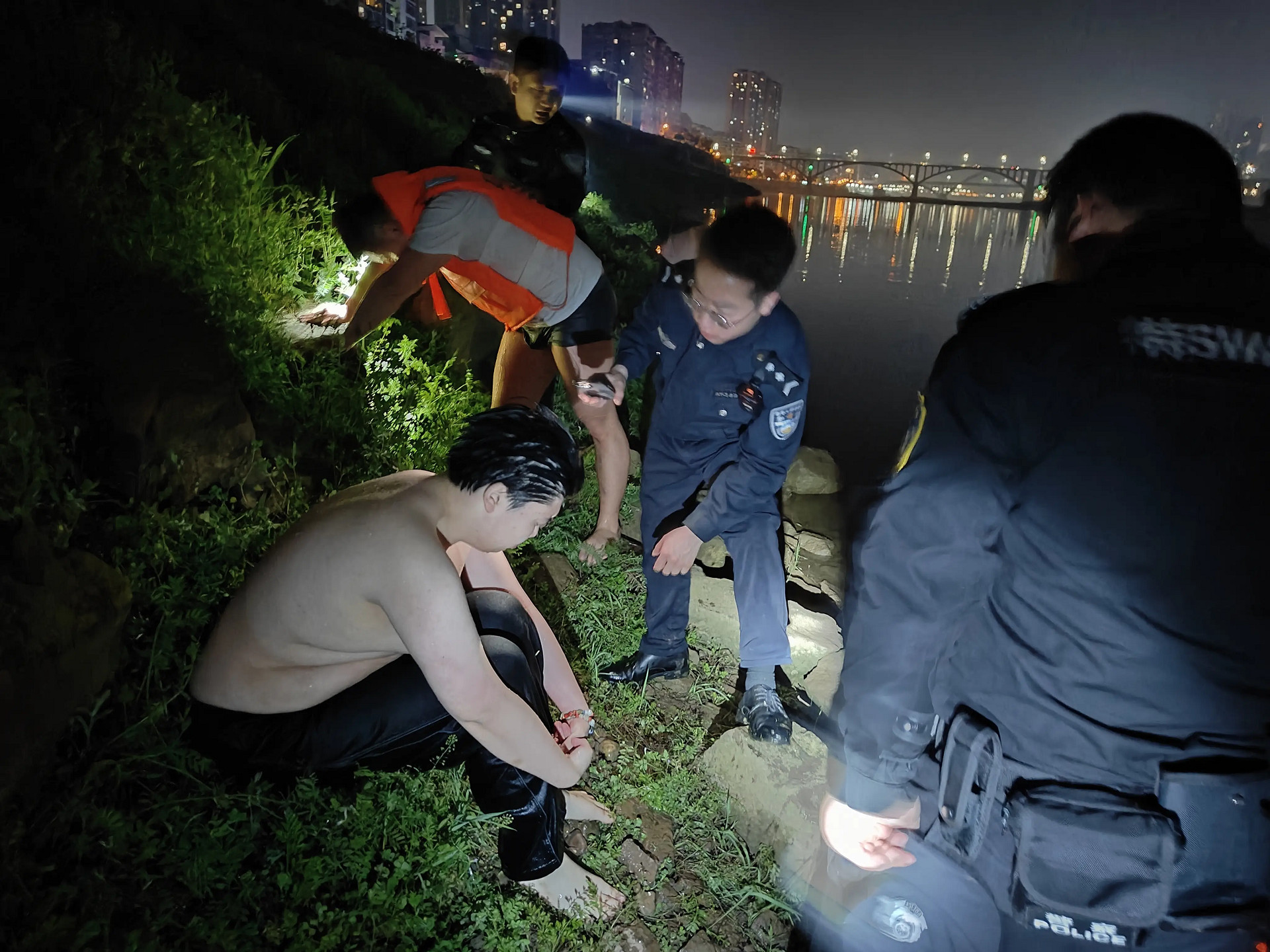 cuu nguoi giua dem anh.jpg