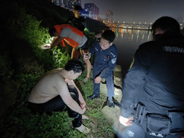 cuu nguoi giua dem anh.jpg