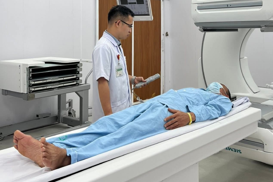 Gánh nặng tuổi 60 với túi thuốc, nằm viện triền miên