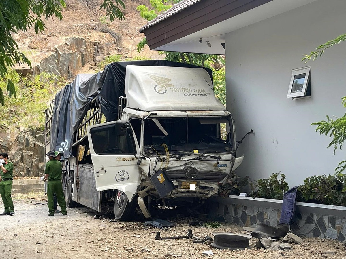 Hiện trường xe tải lao xuống triền núi ở Lâm Đồng khiến 3 người tử vong.5.jpg