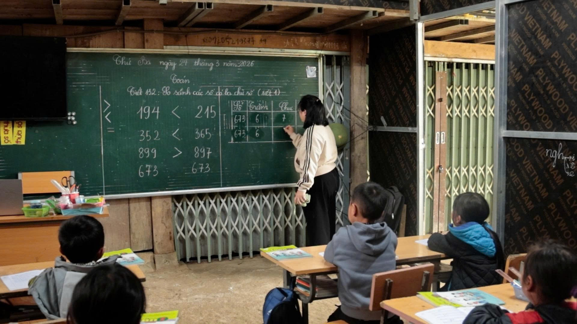 Lớp học tạm ở nhà Trưởng thôn Hỏm Trên phục vụ học tập cho 21 em học sinh tiểu học