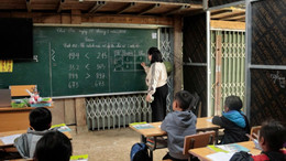 Lớp học tạm ở nhà Trưởng thôn Hỏm Trên phục vụ học tập cho 21 em học sinh tiểu học