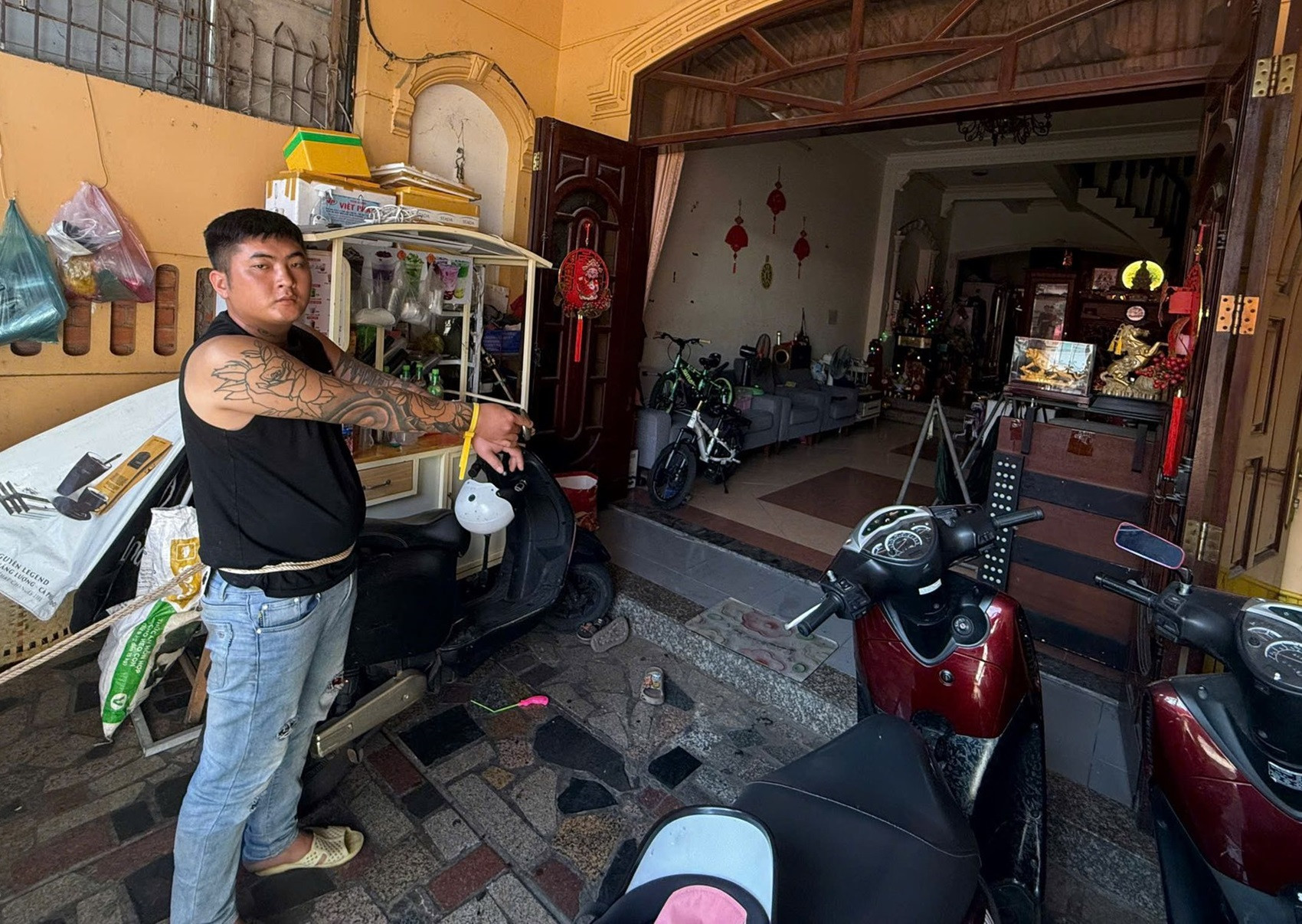 Mang hung khí lao vào nhà chém đàn anh để “tạo tiếng vang”.jpg