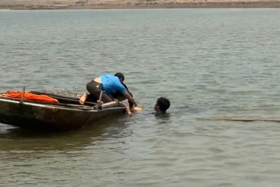 Bản tin chiều 10/4: Nam sinh lớp 12 chết đuối tại đầm tôm ở Thanh Hóa