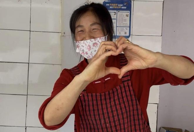 Người phụ nữ U60 nhảy múa trước quầy hàng 10m2 gây sốt mạng xã hội