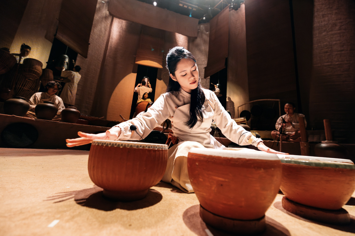 Phía sau show diễn từ chum, niêu, vại có '1-0-2' khiến người xem thán phục