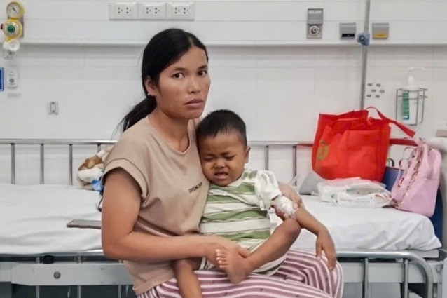 Phớt lờ lời khuyên, mẹ nghèo nợ hàng trăm triệu giành sự sống cho con bị xơ gan