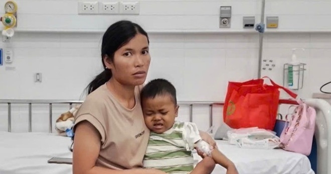 Phớt lờ lời khuyên, mẹ nghèo nợ trăm triệu giành sự sống cho con bị xơ gan