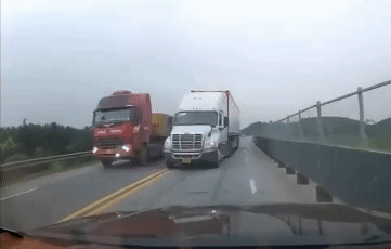 Rợn người cảnh lấn làn, vượt ẩu trên đoạn cao tốc Nội Bài - Lào Cai đang mở rộng