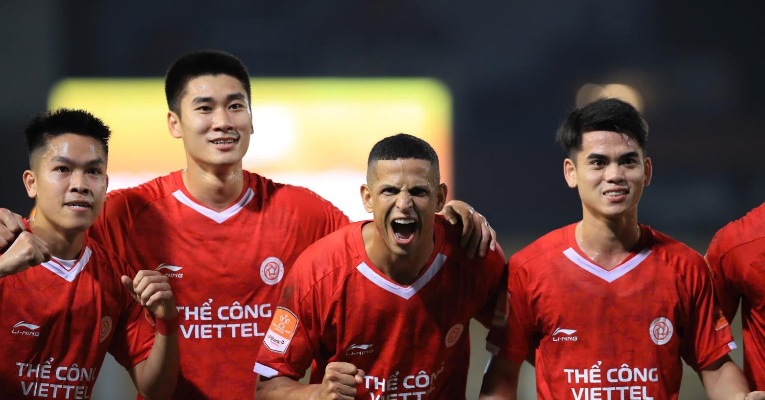 HLV Popov lại bị thẻ đỏ, Thể Công Viettel thắng nhọc Thanh Hóa