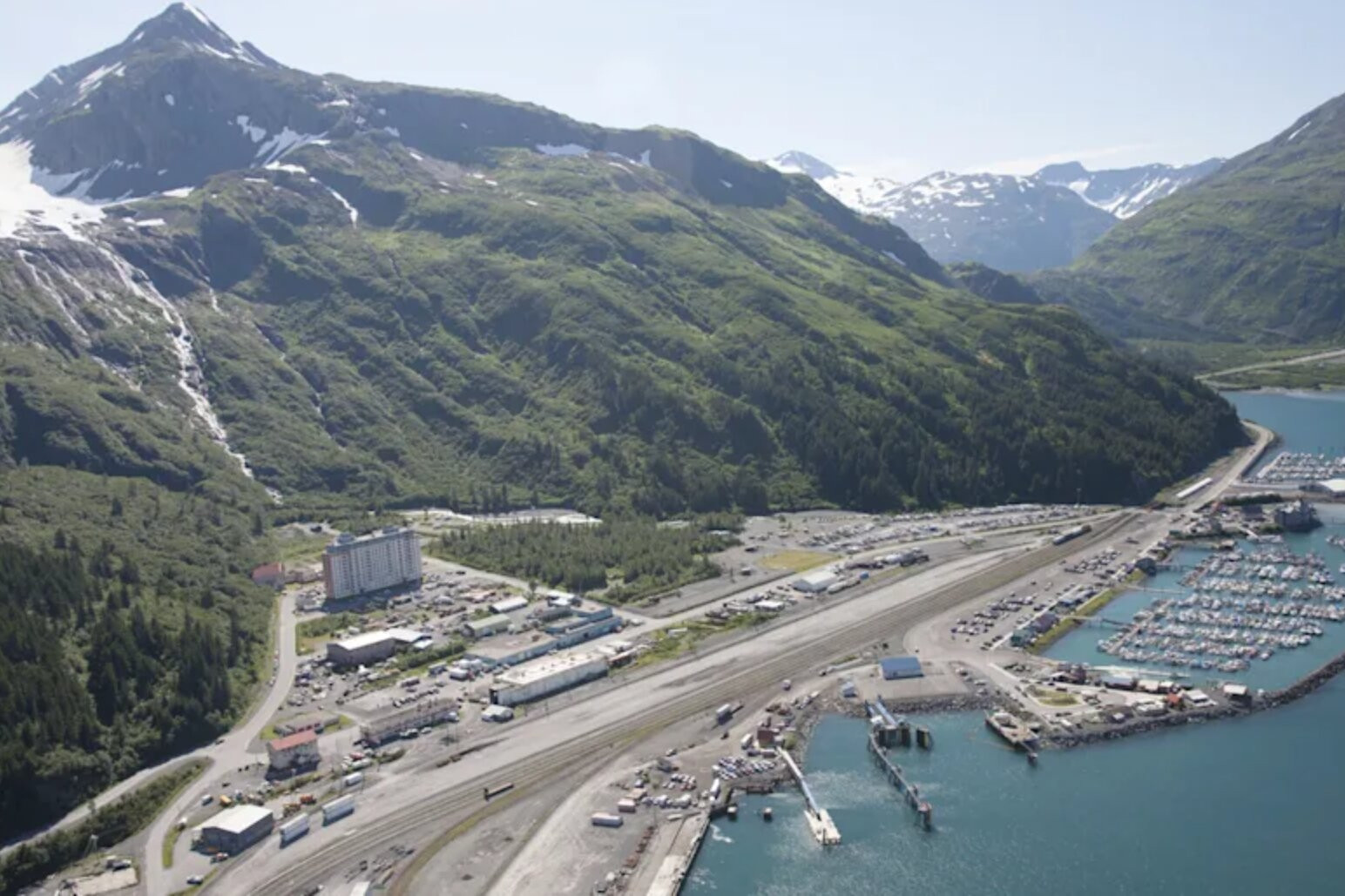 Thị trấn đặc biệt: Cư dân chỉ sống trong chung cư, phải về nhà trước 22h