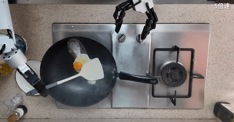 Trung Quốc trình làng robot osin: vừa nấu ăn, vừa dọn phòng, pin 16 tiếng