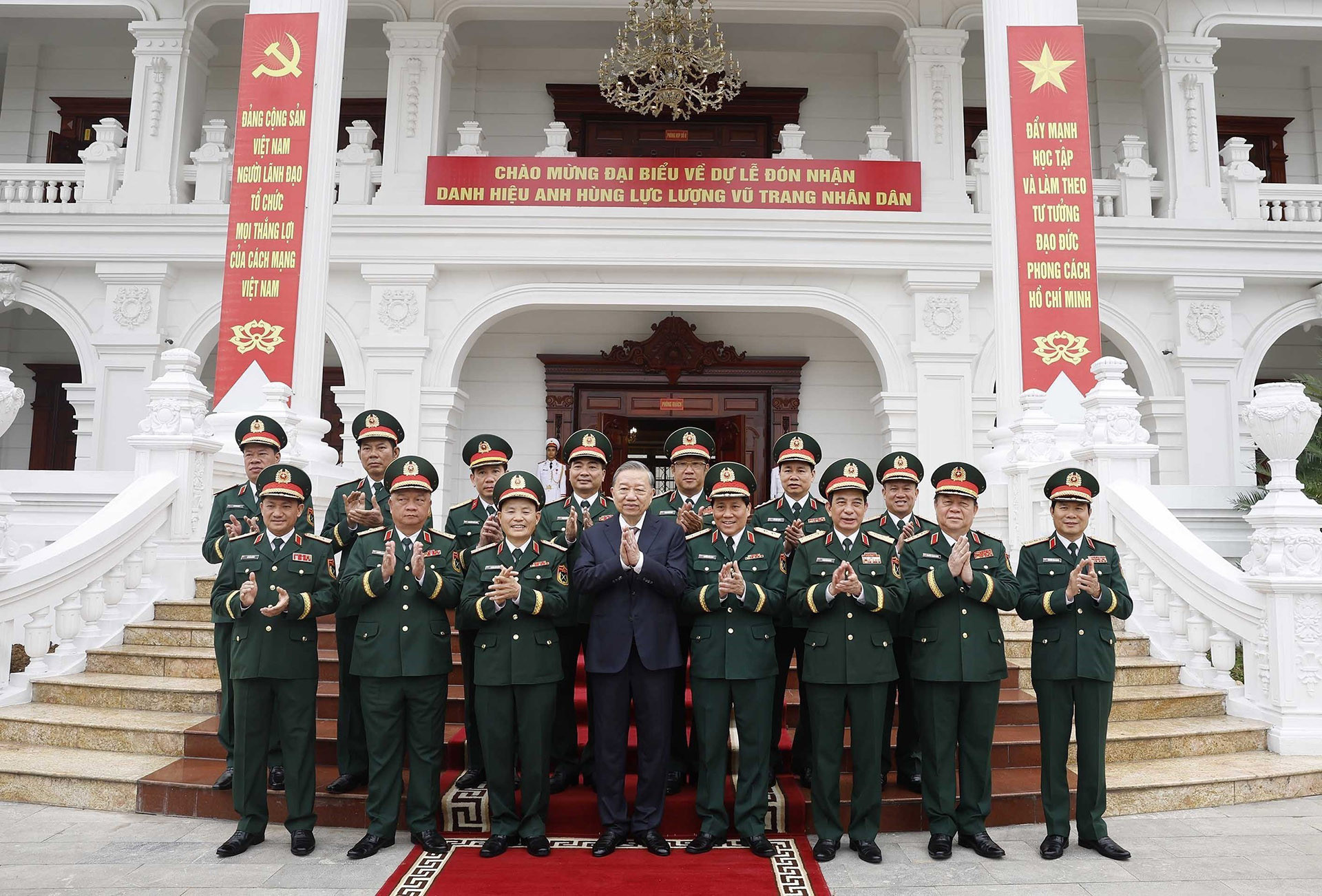 vnapotaltongbithuchutichnuocduledonnhandanhhieuanhhungllvtnhandancuaquankhu38692215 1775794198740463035878.jpg