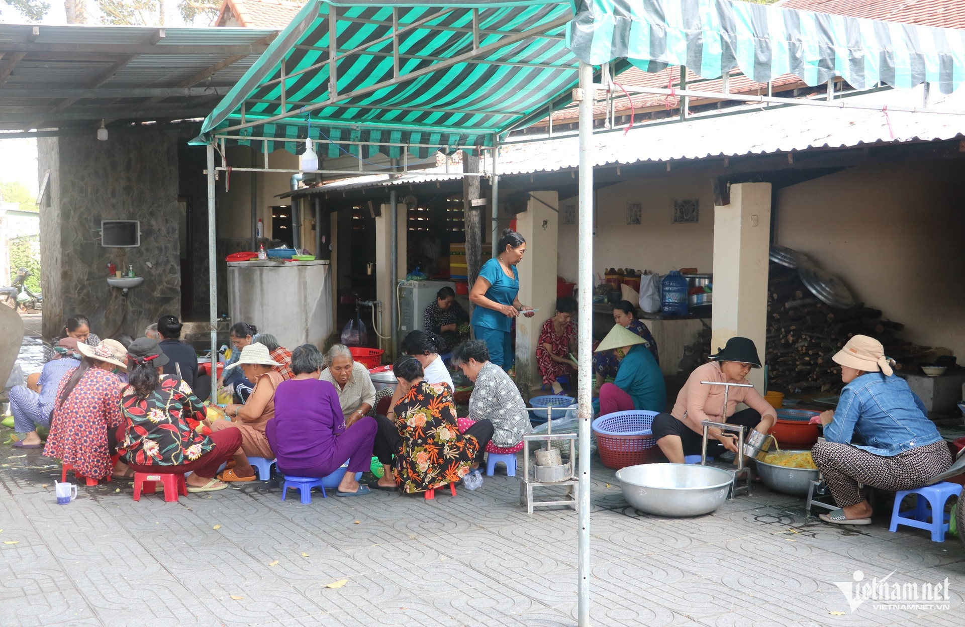 W-đình thần long điền và bức tường thành cổ xây bằng đá ông.11.JPG.jpg