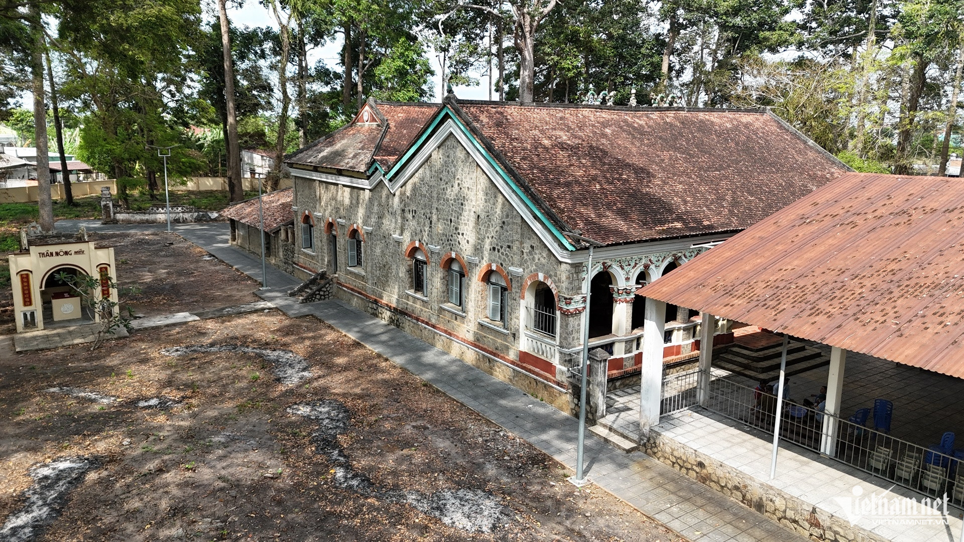 W-đình thần long điền và bức tường thành cổ xây bằng đá ông.1.JPG.jpg