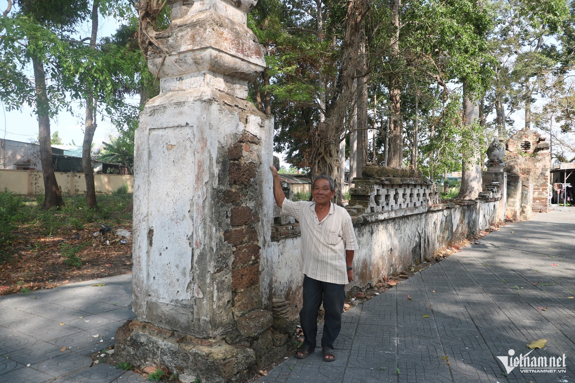 W-đình thần long điền và bức tường thành cổ xây bằng đá ông.6.JPG.jpg