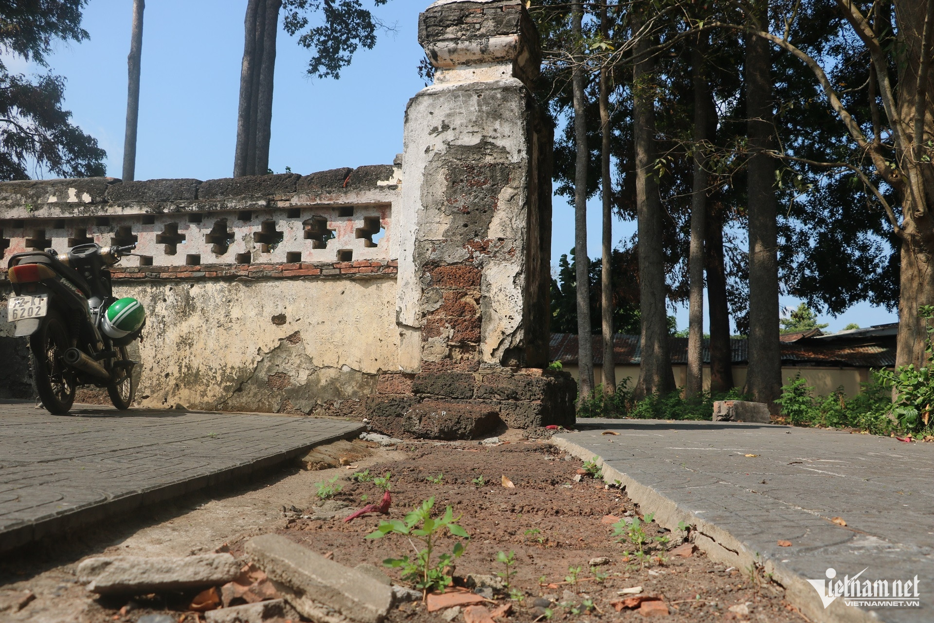 W-đình thần long điền và bức tường thành cổ xây bằng đá ông.9.JPG.jpg