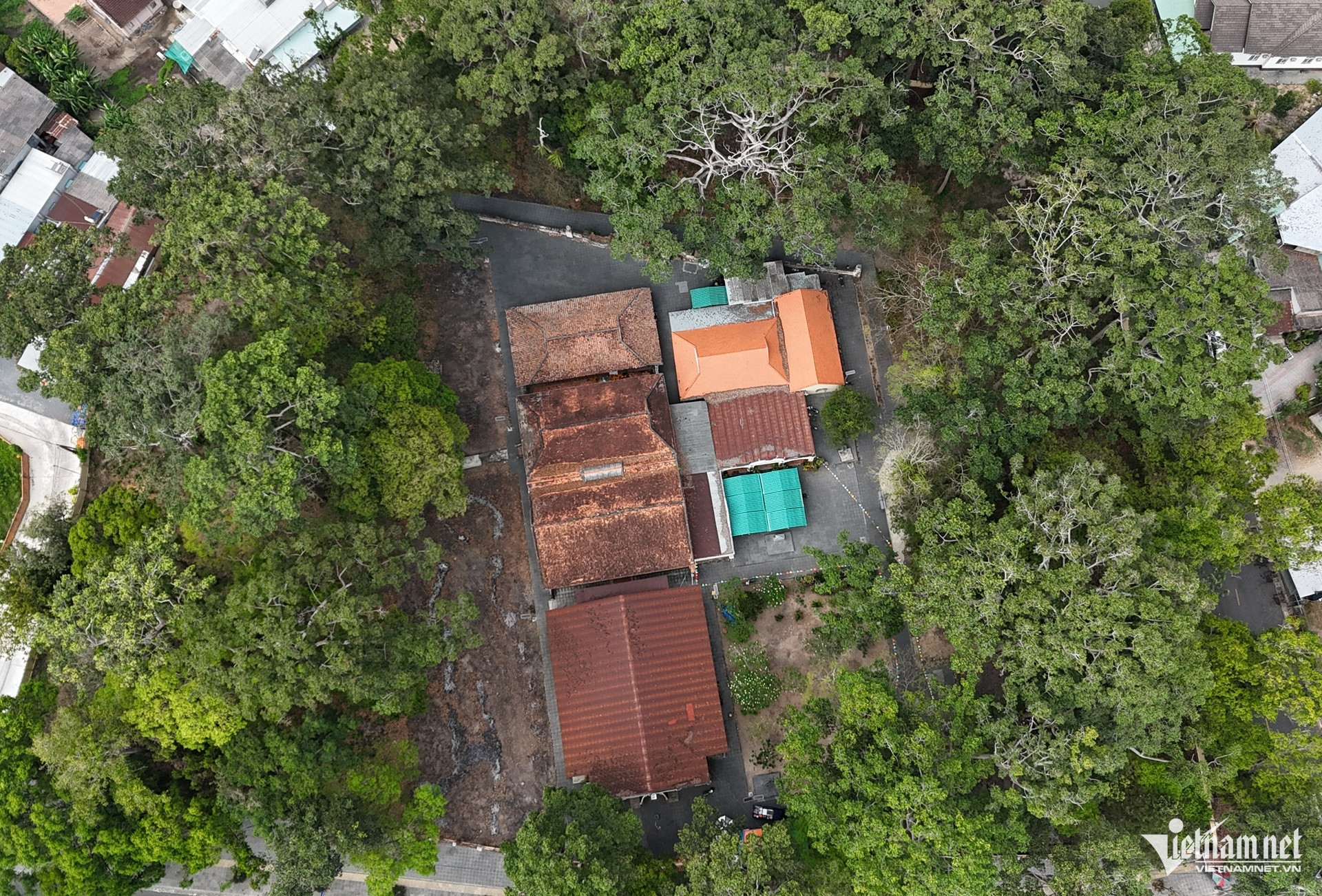 W-đình thần long điền và bức tường thành cổ xây bằng đá ông.JPG.jpg