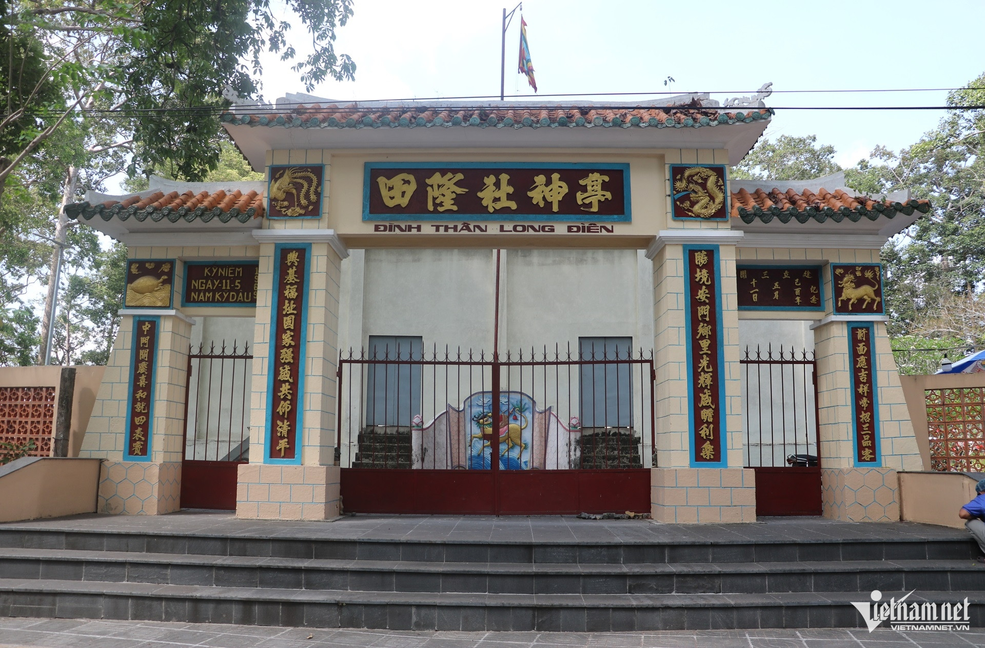 W-đình thần long điền và bức tường thành cổ xây bằng đá ông..JPG.jpg