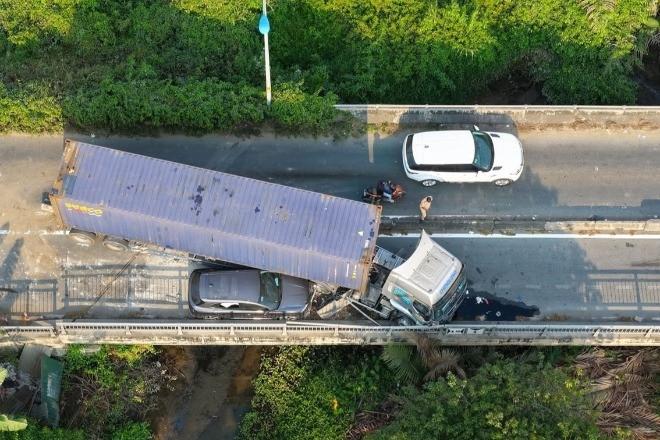 Xe container đè ô tô 7 chỗ ở TPHCM, nghìn xe 'chôn chân' nối đuôi nhau