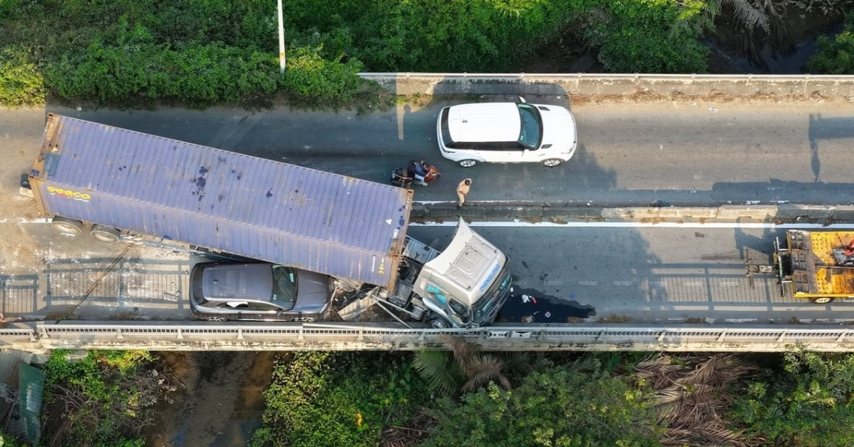 Xe container đè ô tô 7 chỗ ở TPHCM, nghìn xe &amp;apos;chôn chân&amp;apos; nối đuôi nhau