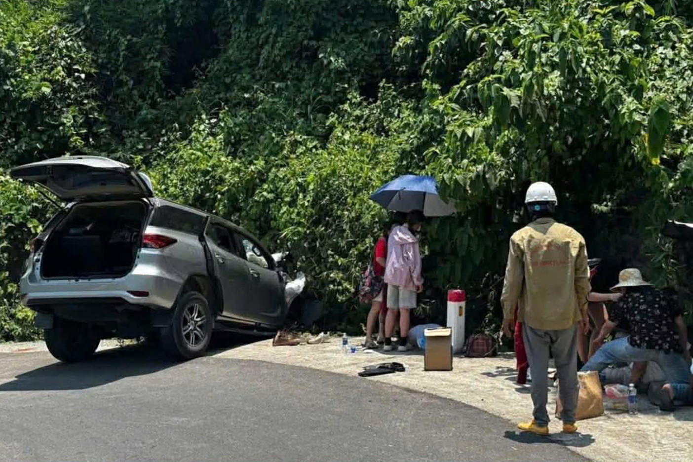  Xe ô tô lao xuống mương trên đèo Hòn Bà, 6 người gặp nạn 