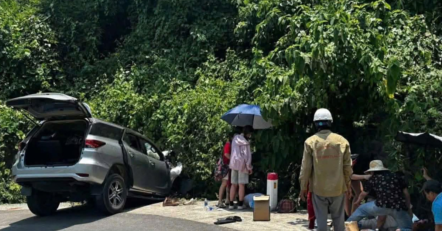 Xe ô tô lao xuống mương trên đèo Hòn Bà, 6 người gặp nạn