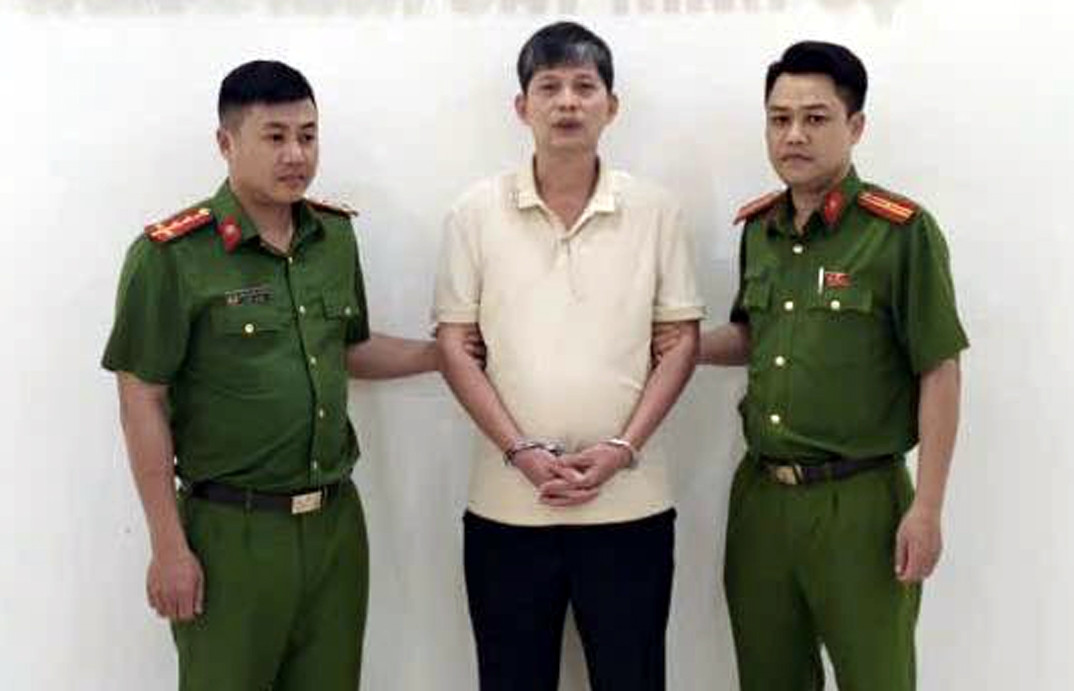 Bắt tạm giam người đỗ ô tô chắn barie tại tầng hầm chung cư ở Hà Nội